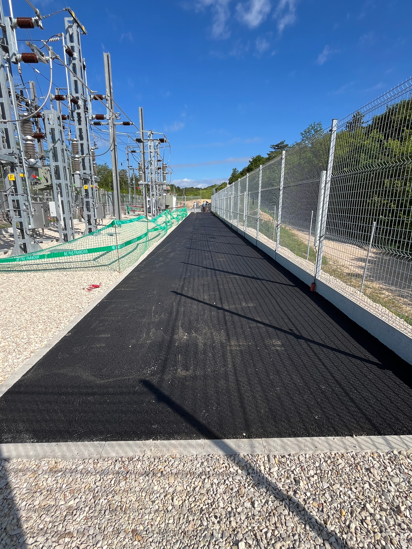 Poste électrique — plateforme enrobé